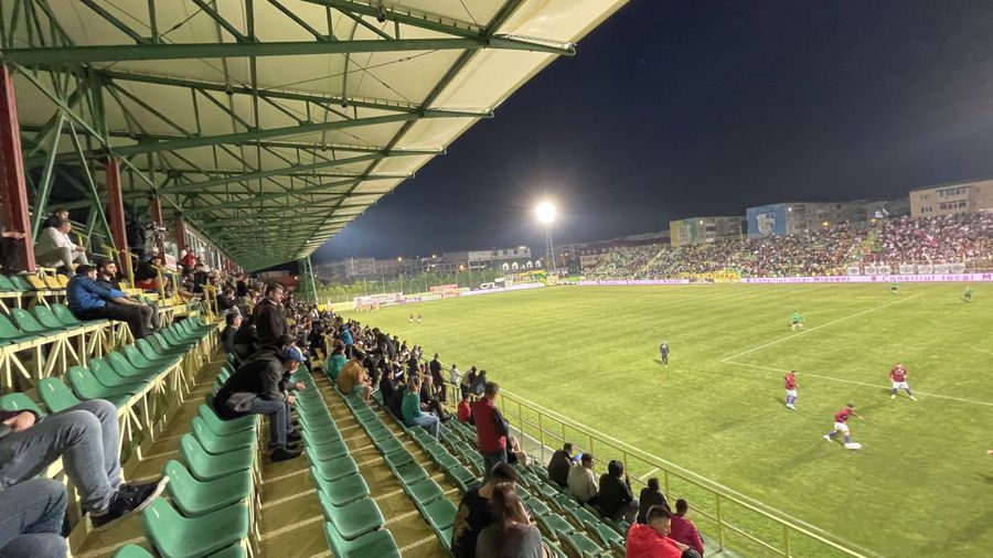 Vizibilitatea este bună, din orice zonă a stadionului
FOTO Iosif Popescu MATCHDAY EXPERIENCE, episodul 6 » Stadionul Mioveni: Confort da, restul lipsește cu desăvârșire