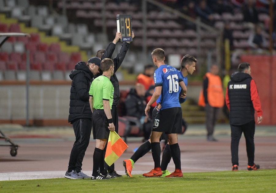 Dumitrescu intră pe teren în locul lui Nedelcu, accidentat. Imagine din meciul Dinamo - Viitorul 2-1 Fața îngrozitoare a gloriei: mare talent, campion cu Hagi la 19 ani, retras la 23! » „Mi s-a greșit operația. Plângeam noaptea, dar nimeni de la club nu se interesa de mine”