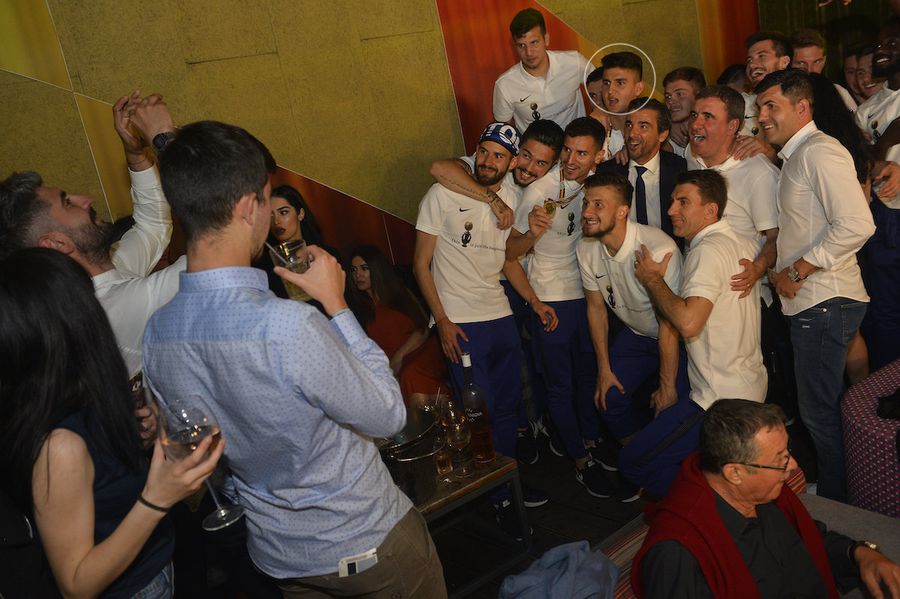 Dumitrescu (încercuit), la petrecerea de după câștigarea titlului, lângă impresarul Pietro Chiodi și Hagi Fața îngrozitoare a gloriei: mare talent, campion cu Hagi la 19 ani, retras la 23! » „Mi s-a greșit operația. Plângeam noaptea, dar nimeni de la club nu se interesa de mine”