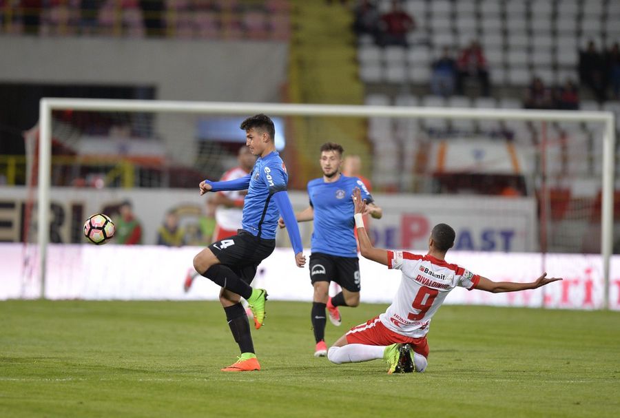 Dumitrescu la minge, în ciuda atacului lui Rivaldinho Fața îngrozitoare a gloriei: mare talent, campion cu Hagi la 19 ani, retras la 23! » „Mi s-a greșit operația. Plângeam noaptea, dar nimeni de la club nu se interesa de mine”