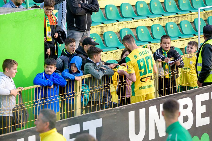Uneori, copiii au șansa unui autograf obținut chiar la marginea terenului FOTO Facebook MATCHDAY EXPERIENCE, episodul 6 » Stadionul Mioveni: Confort da, restul lipsește cu desăvârșire