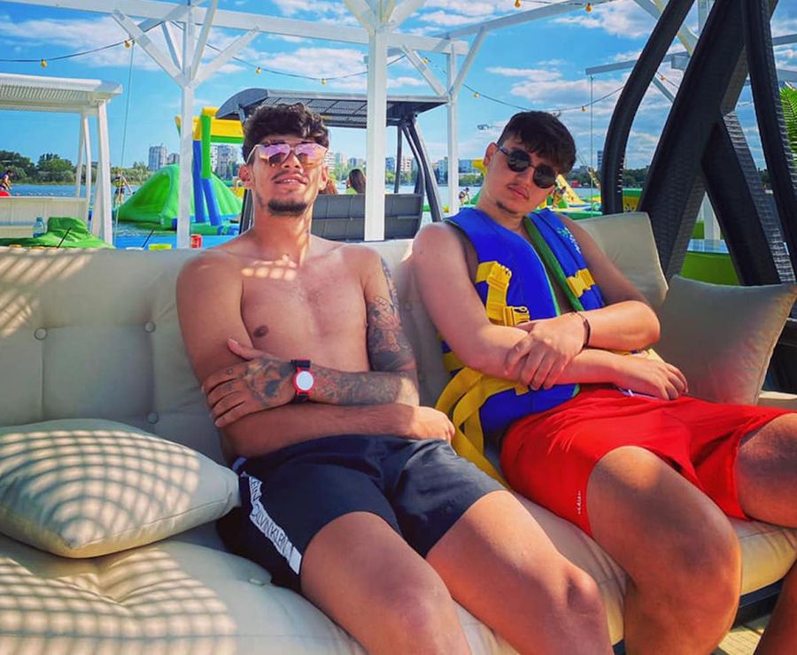 Florinel Coman și Dumitrescu, la mare, anul trecut Fața îngrozitoare a gloriei: mare talent, campion cu Hagi la 19 ani, retras la 23! » „Mi s-a greșit operația. Plângeam noaptea, dar nimeni de la club nu se interesa de mine”