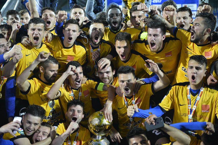 Doru Dumitrescu, primul din dreapta jos, la decernarea trofeului de campioană, în 2017 Fața îngrozitoare a gloriei: mare talent, campion cu Hagi la 19 ani, retras la 23! » „Mi s-a greșit operația. Plângeam noaptea, dar nimeni de la club nu se interesa de mine”