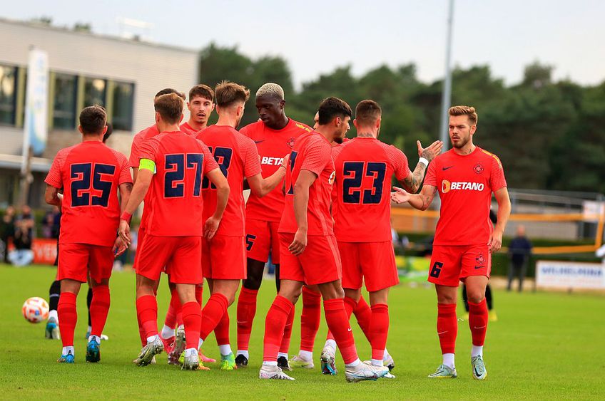 Denis Haruț, primul din dreapta, a impresionat în FCSB - PAOK // foto: Ionuț Iordache, GSP