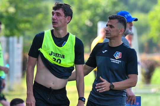 Horia Mladinovici (38 de ani), în stânga, a picat testele și nu va fi delegat timp de 30 de zile de la startul campionatului
