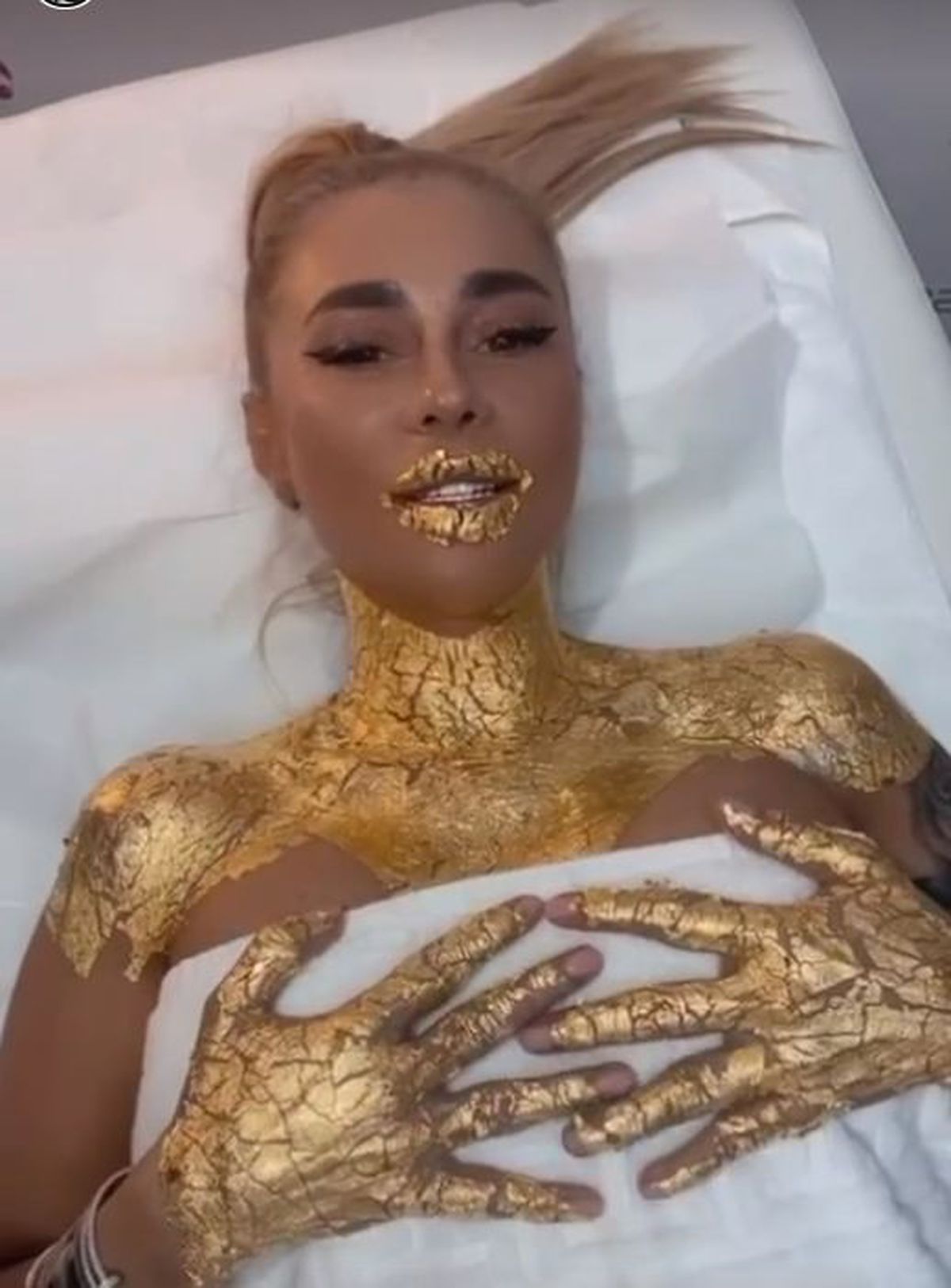 Extravaganță: Anamaria Prodan a venit cu dricul la petrecerea mondenă a anului!