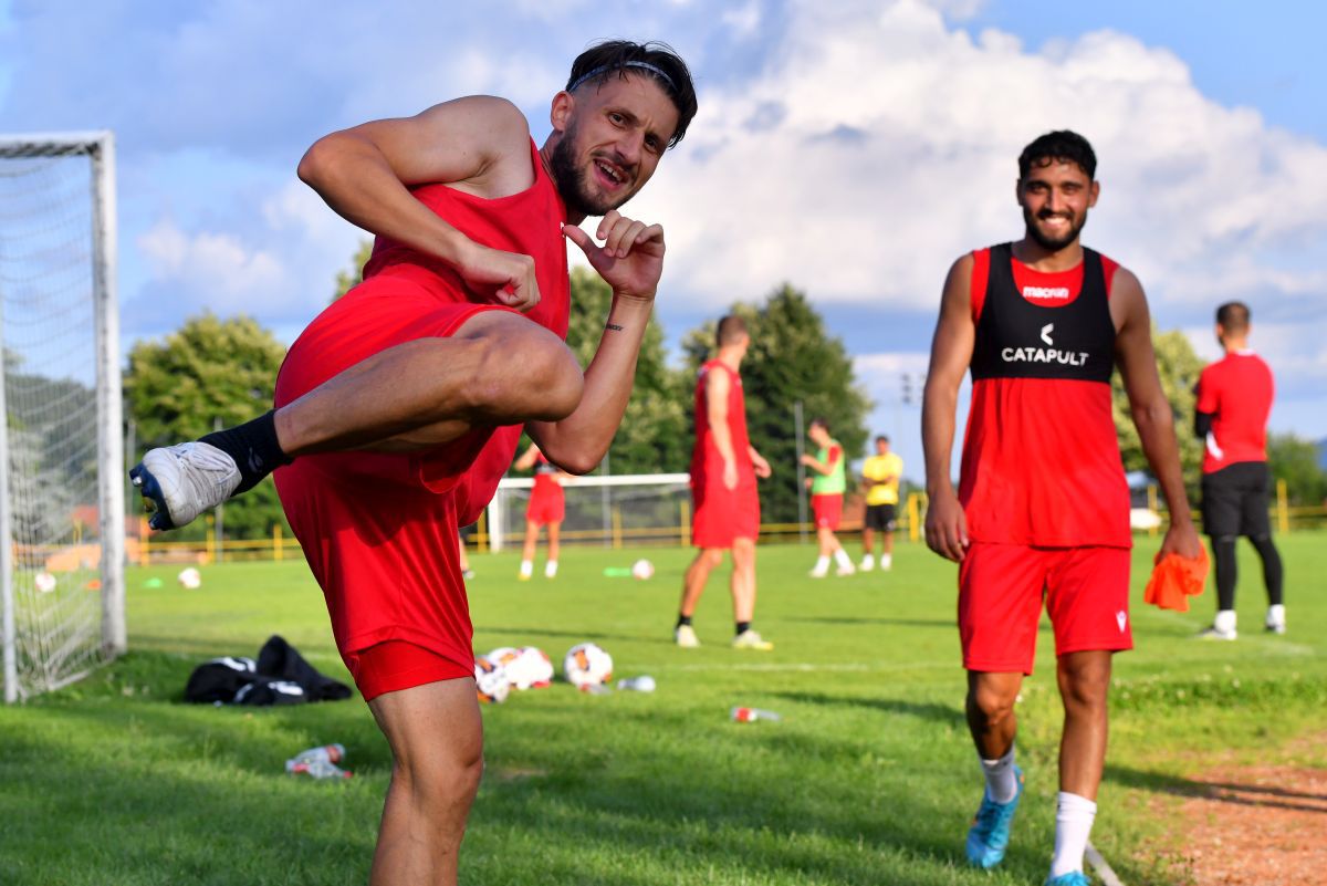 Atenție, dinamoviștii fac poze: „«Bello», frumosule, uită-te!” » Cine a pozat ca fotomodel, „jucător la Barcelona” și luptător kung fu