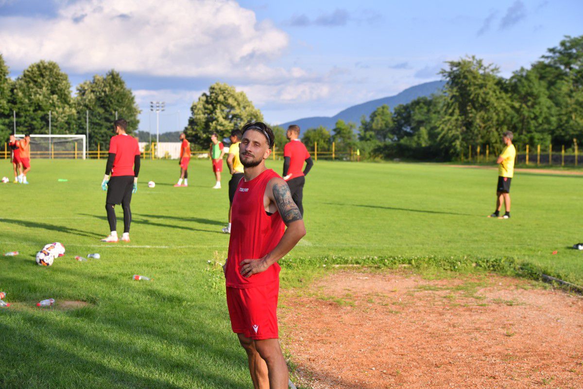 Atenție, dinamoviștii fac poze: „«Bello», frumosule, uită-te!” » Cine a pozat ca fotomodel, „jucător la Barcelona” și luptător kung fu