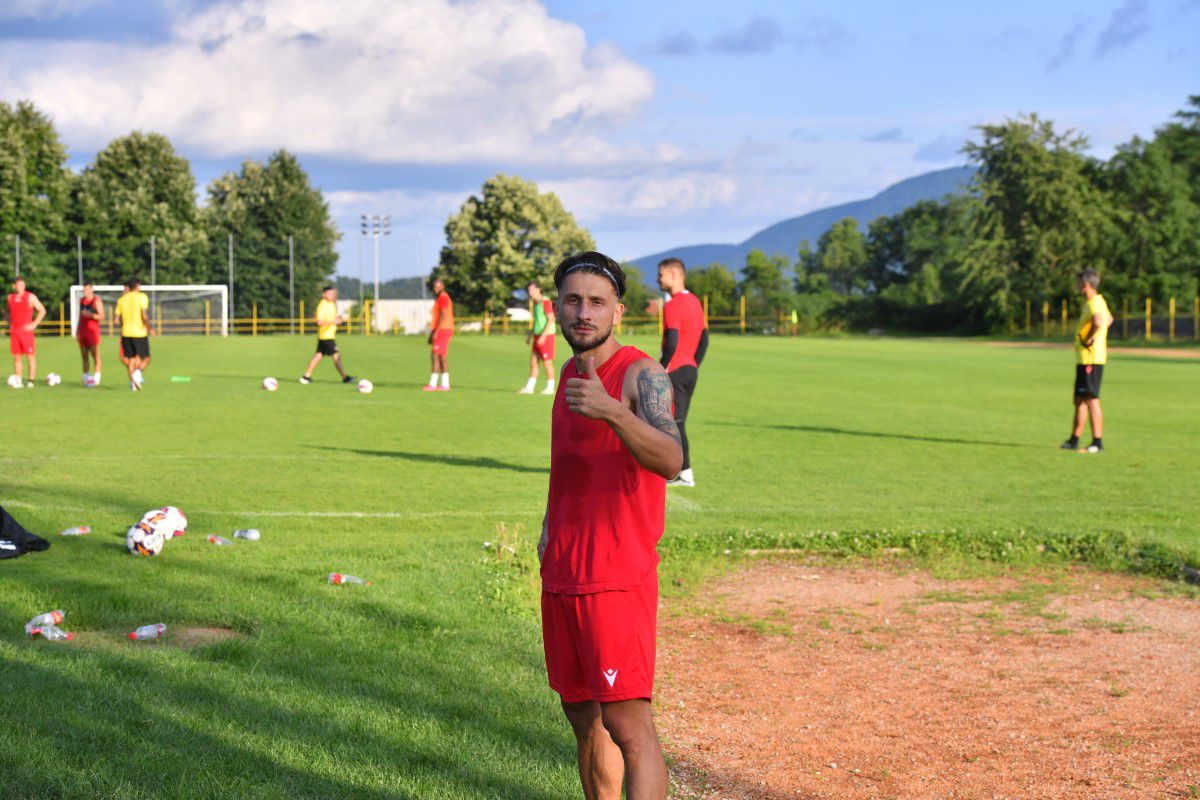 Atenție, dinamoviștii fac poze: „«Bello», frumosule, uită-te!” » Cine a pozat ca fotomodel, „jucător la Barcelona” și luptător kung fu