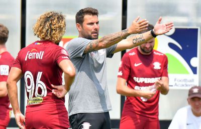 Lovitură! Vin după Mutu la București! Rapid riscă să-și piardă antrenorul chiar înainte de startul SuperLigii