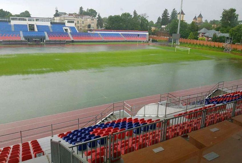 Noul stadion din municipiul Târgoviște, „Eugen Popescu”, inaugurat în urmă cu două luni, la meciul dintre echipa locală, Chindia și FC Voluntari, scor 2-2, în urma căruia formația dâmbovițeană a retrogradat în Liga 2, a fost inundat