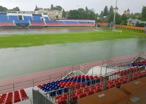 Imagini apocaliptice de la Târgoviște » Stadionul inaugurat în urmă cu aproape două luni, inundat în urma unei ploi puternice! Reacția primarului: „La iarnă, posibil să fie zăpadă”