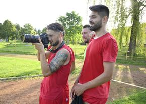 Atenție, dinamoviștii fac poze! Ce a ieșit la shooting-ul improvizat: „Cu ăsta văd pe Lună!” » Cine a pozat ca fotomodel, „jucător la Barcelona” și luptător kung fu
