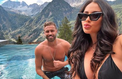 Aventurile lui Dacian Varga și Cristi Pulhac: „Cartea lui Maticiuc e pistol cu apă! Primeam multe vizitatoare și lucram non-stop, în 3 schimburi. Suna soneria și...”