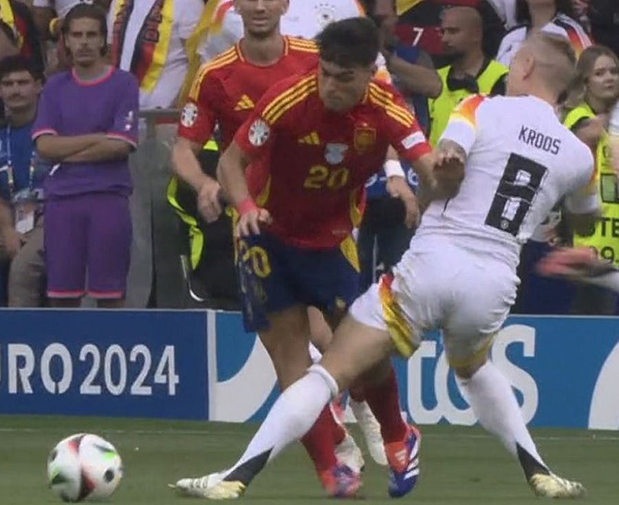 Faza în care Toni Kroos îl lovește cu piciorul în genunchi pe Pedri Refuzat de Real Madrid, strălucește acum la Barcelona » „M-a durut, dar a fost un semn al destinului! Așa am ajuns la clubul vieții mele”