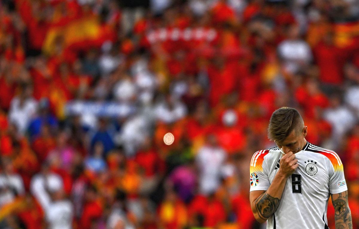 Finalul agonizant al „erei Toni Kroos” » Imagini emoționante la final, după eliminarea Germaniei de la EURO. Legenda nemților a rămas minute bune pe gazon