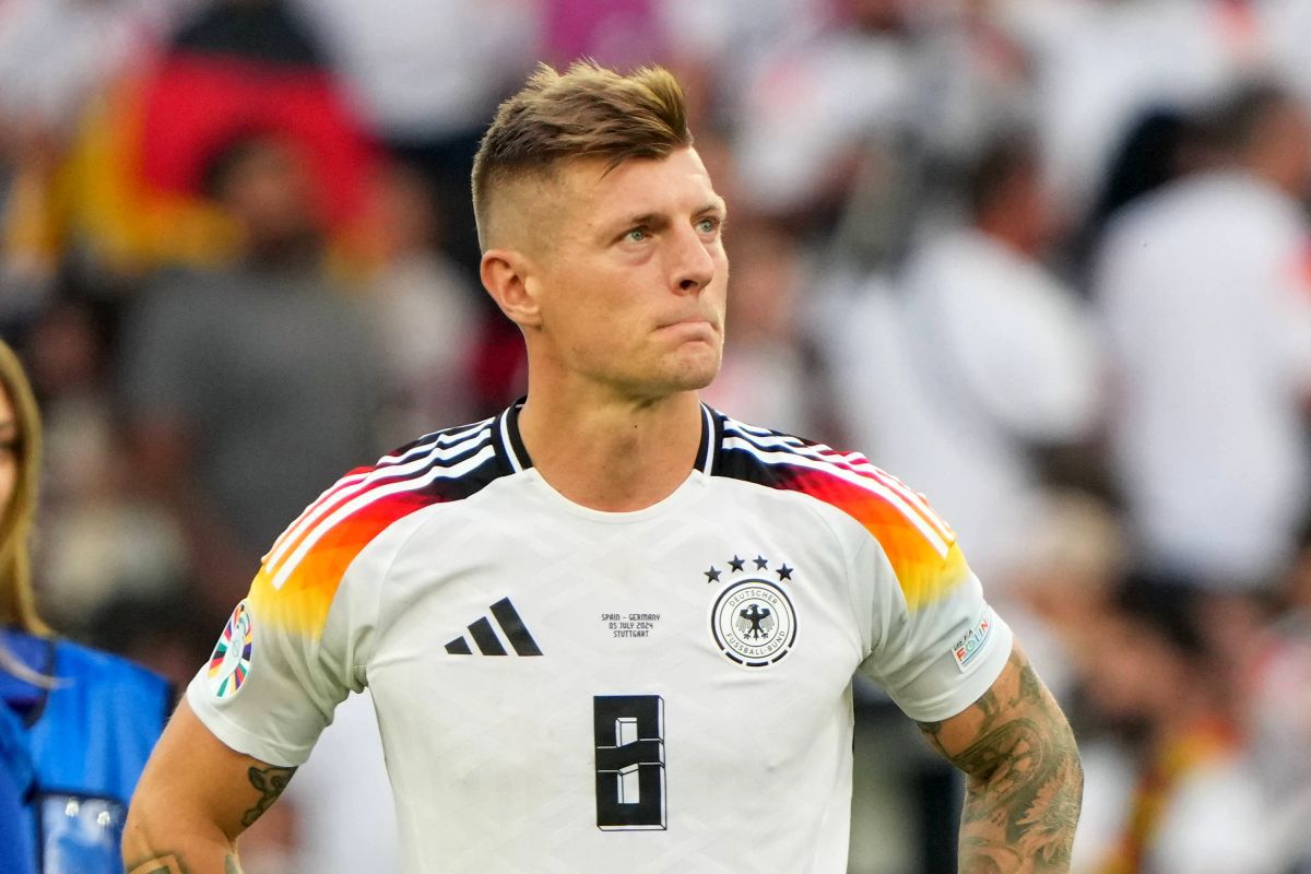 Finalul agonizant al „erei Toni Kroos” » Imagini emoționante la final, după eliminarea Germaniei de la EURO. Legenda nemților a rămas minute bune pe gazon