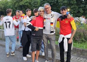 Nemți îndurerați, nemți nepăsători! Nu toți au pus eșecul la suflet, unii au făcut fiesta cu spaniolii: „Cu voi”