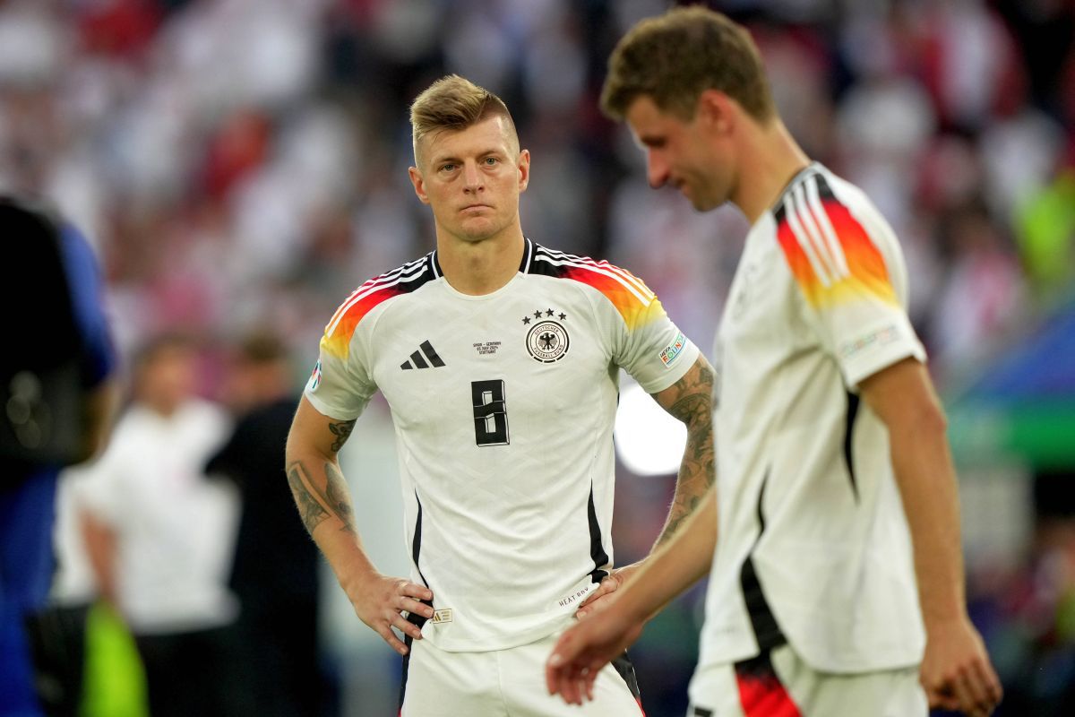 Finalul agonizant al „erei Toni Kroos” » Imagini emoționante la final, după eliminarea Germaniei de la EURO. Legenda nemților a rămas minute bune pe gazon