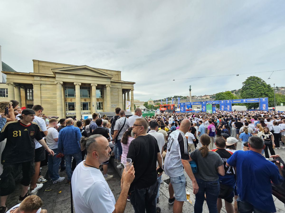 Atmosfera din fan zone-ul din Stuttgart în timpul meciului Spania - Germania, din sferturile Euro 2024