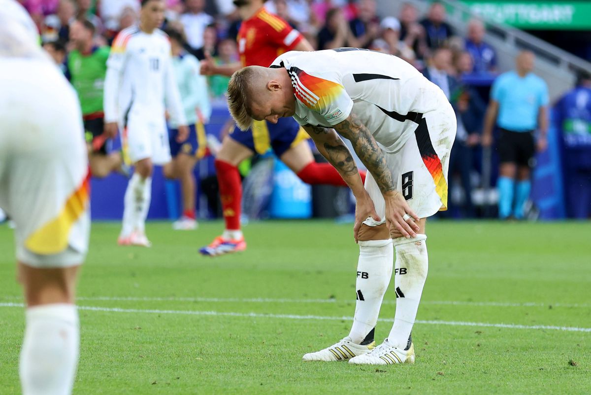 Finalul agonizant al „erei Toni Kroos” » Imagini emoționante la final, după eliminarea Germaniei de la EURO. Legenda nemților a rămas minute bune pe gazon