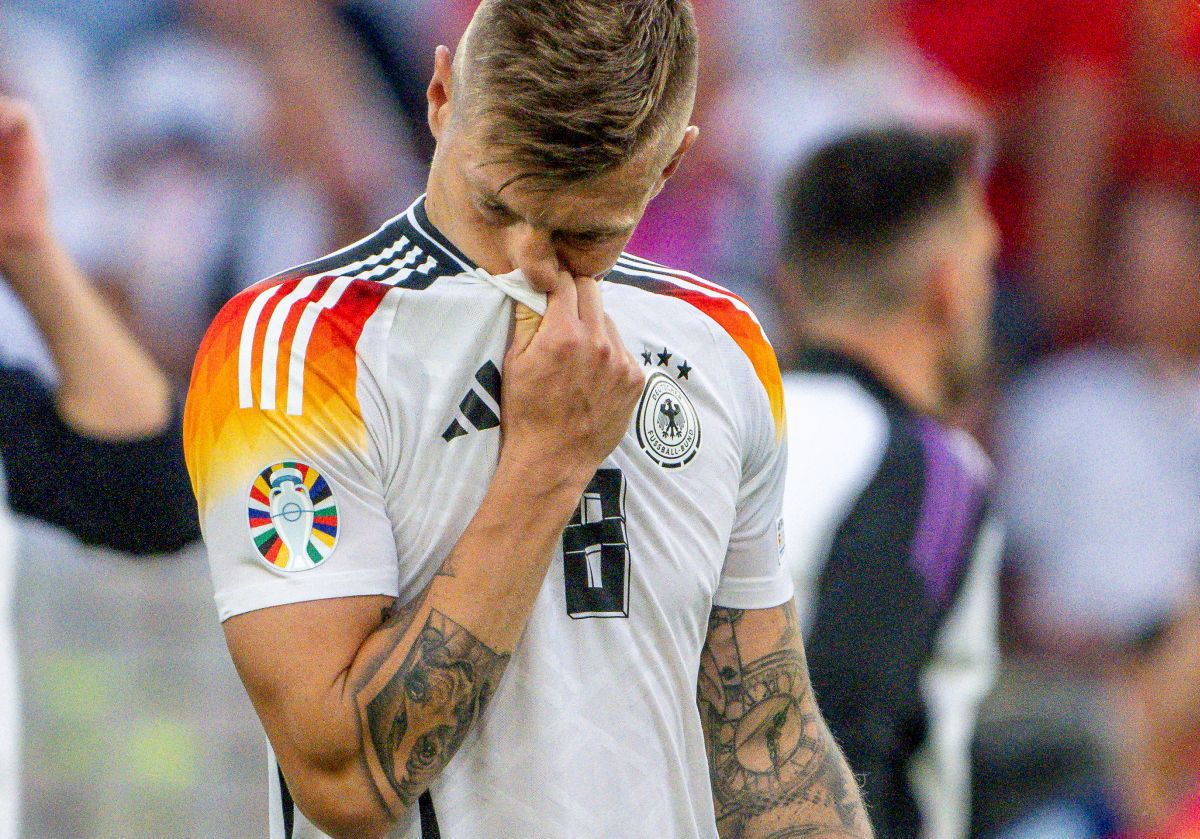 Finalul agonizant al „erei Toni Kroos” » Imagini emoționante la final, după eliminarea Germaniei de la EURO. Legenda nemților a rămas minute bune pe gazon