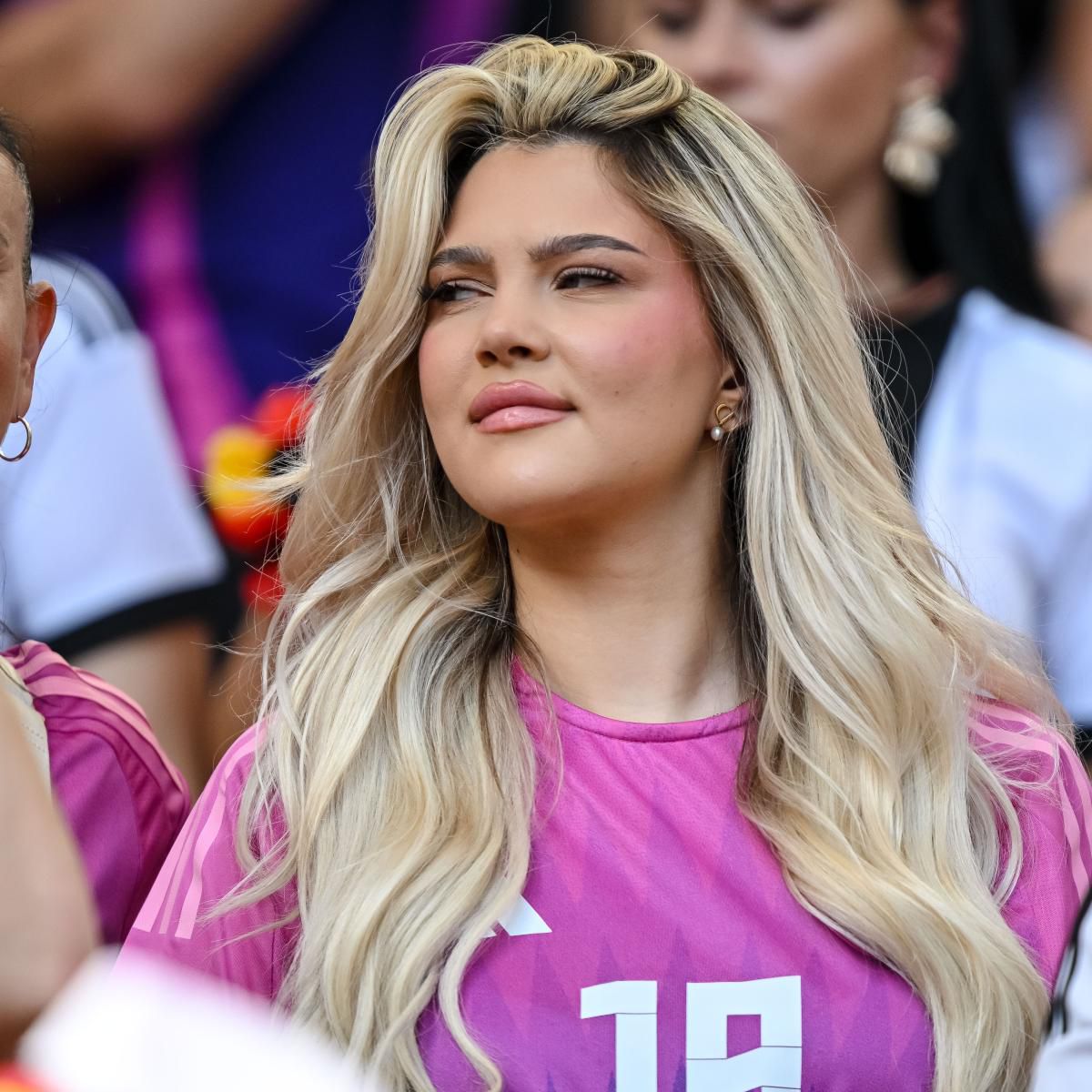 Apariție răvășitoare! Blonda care a pus monopol pe „oficiala” stadionului din Stuttgart, înainte de Spania - Germania