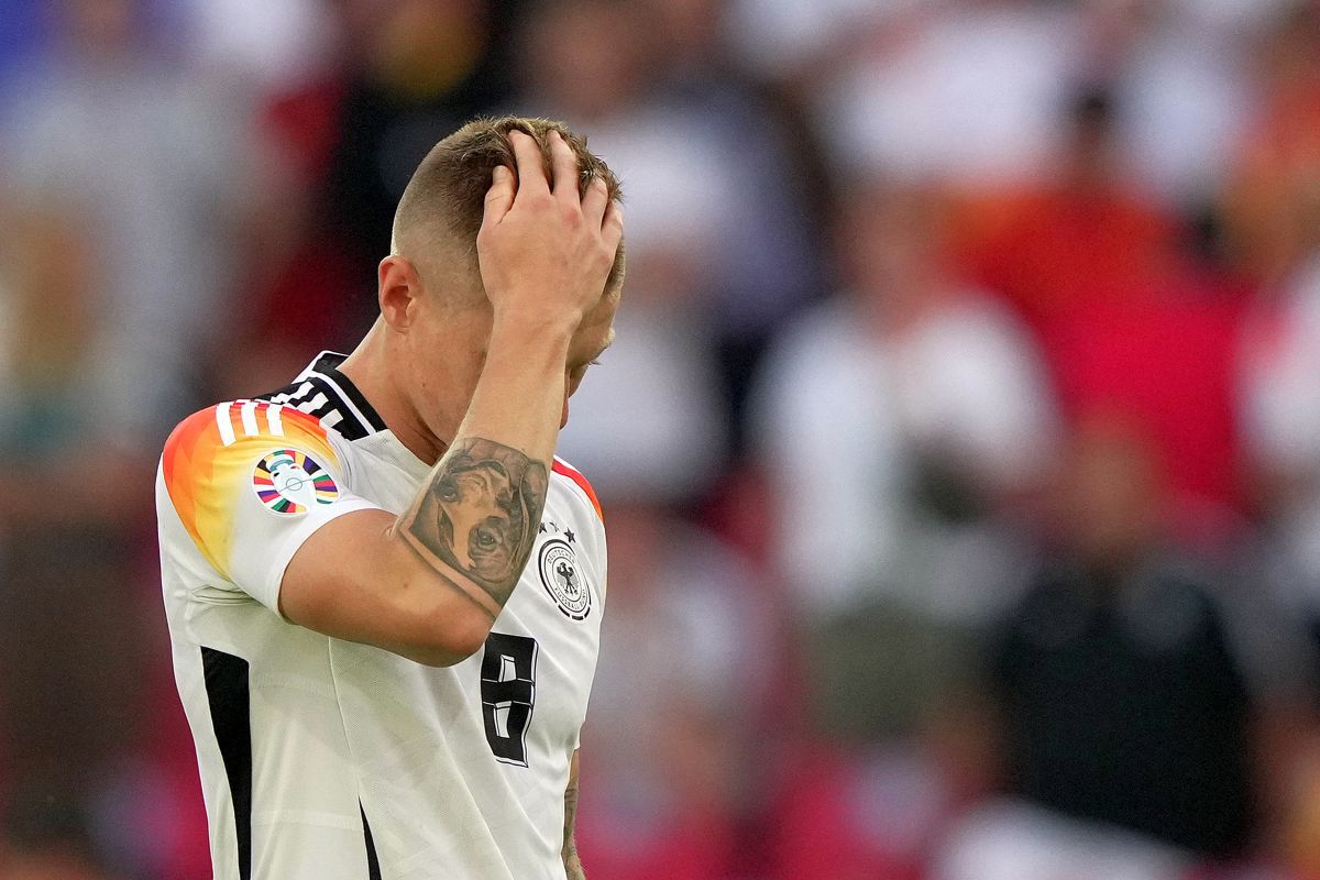 Finalul agonizant al „erei Toni Kroos” » Imagini emoționante la final, după eliminarea Germaniei de la EURO. Legenda nemților a rămas minute bune pe gazon