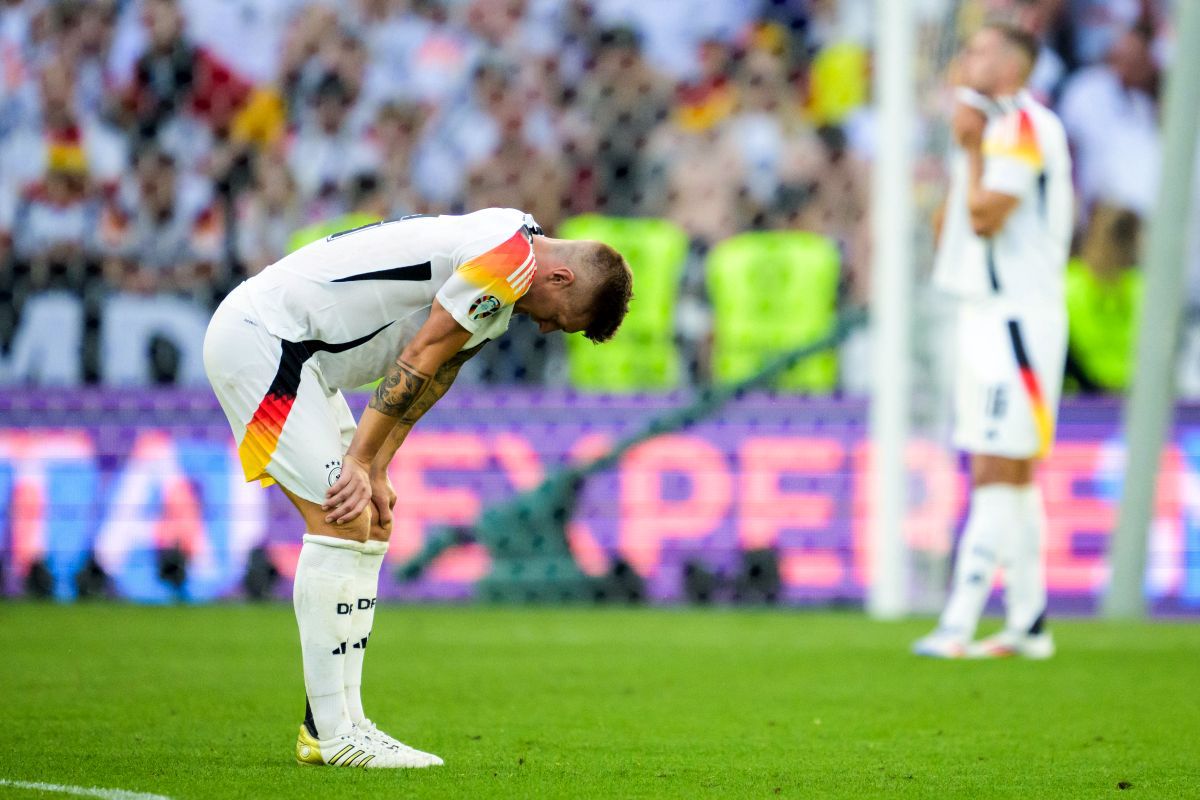 Finalul agonizant al „erei Toni Kroos” » Imagini emoționante la final, după eliminarea Germaniei de la EURO. Legenda nemților a rămas minute bune pe gazon