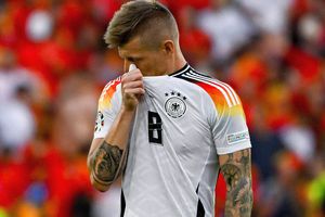 Finalul agonizant al „erei Toni Kroos” » Imagini emoționante la final, după eliminarea Germaniei de la EURO. Legenda nemților a rămas minute bune pe gazon