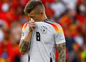 Finalul agonizant al „erei Toni Kroos” » Imagini emoționante la final, după eliminarea Germaniei de la EURO. Legenda nemților a rămas minute bune pe gazon