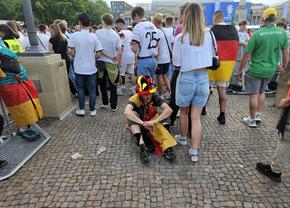 Imaginile deznădejdii la Stuttgart după Spania - Germania » Cei 30.000 de nemți din fan zone, dărâmați la final