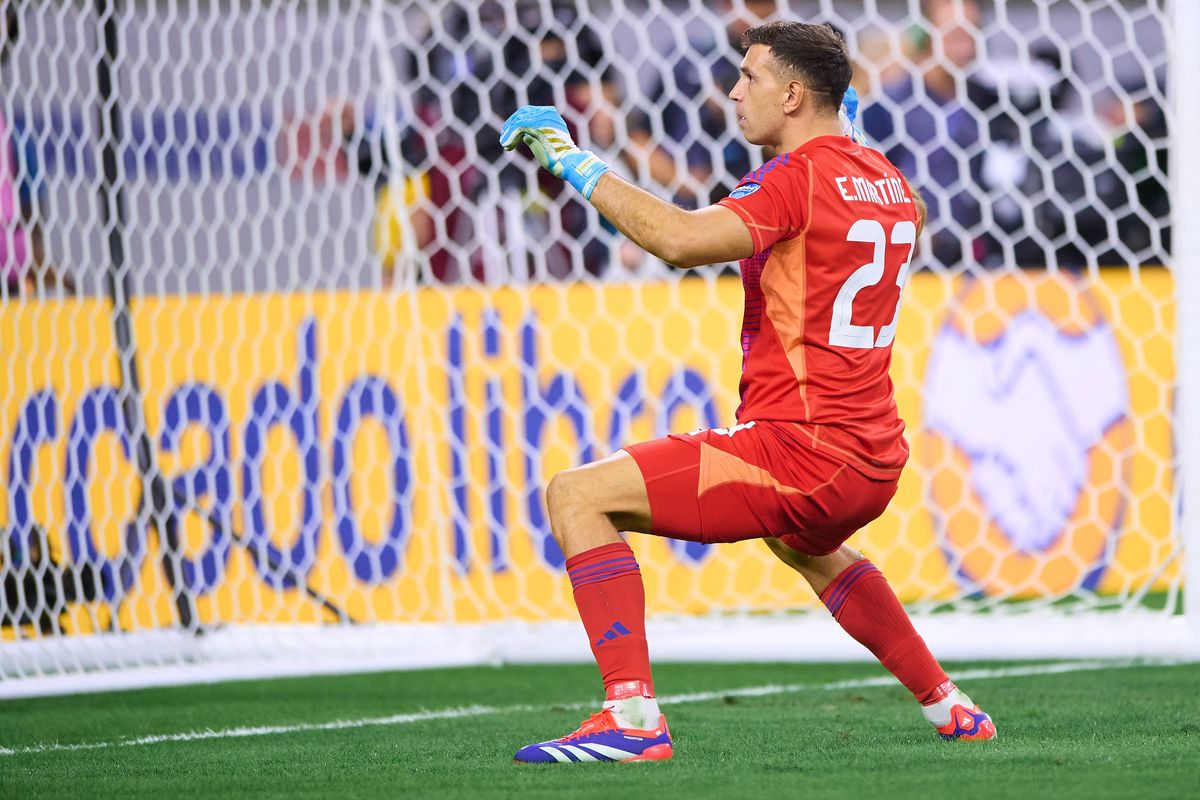 Argentina - Ecuador » Lionel Messi, salvat de Emiliano Martinez