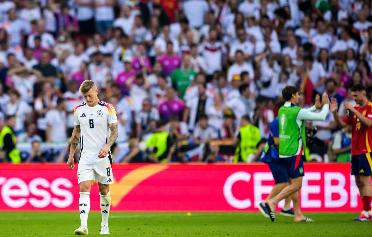 Finalul agonizant al „erei Toni Kroos” » Imagini emoționante la final, după eliminarea Germaniei de la EURO. Legenda nemților a rămas minute bune pe gazon