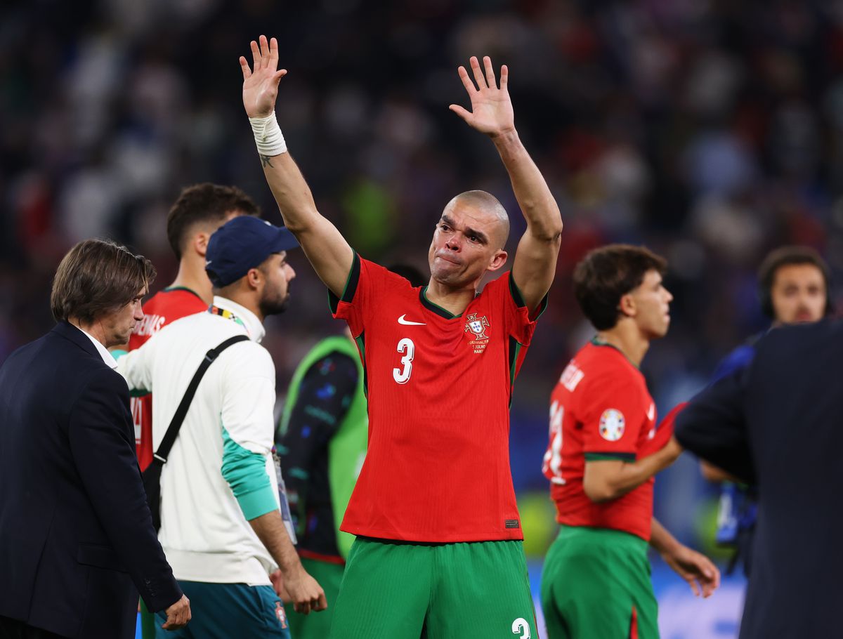 Imagini emoționante după eliminarea Portugaliei: până și Pepe știe să plângă! Cristiano Ronaldo l-a consolat după eșecul cu Franța