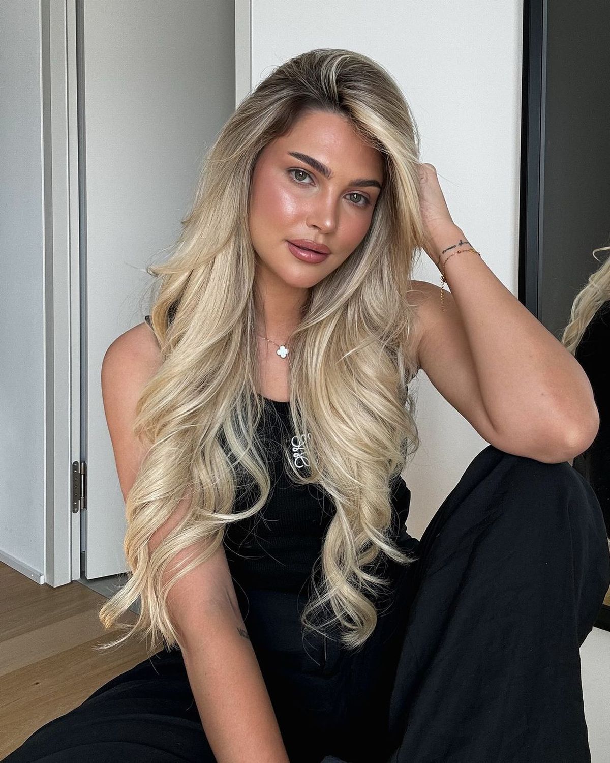 Apariție răvășitoare! Blonda care a pus monopol pe „oficiala” stadionului din Stuttgart, înainte de Spania - Germania