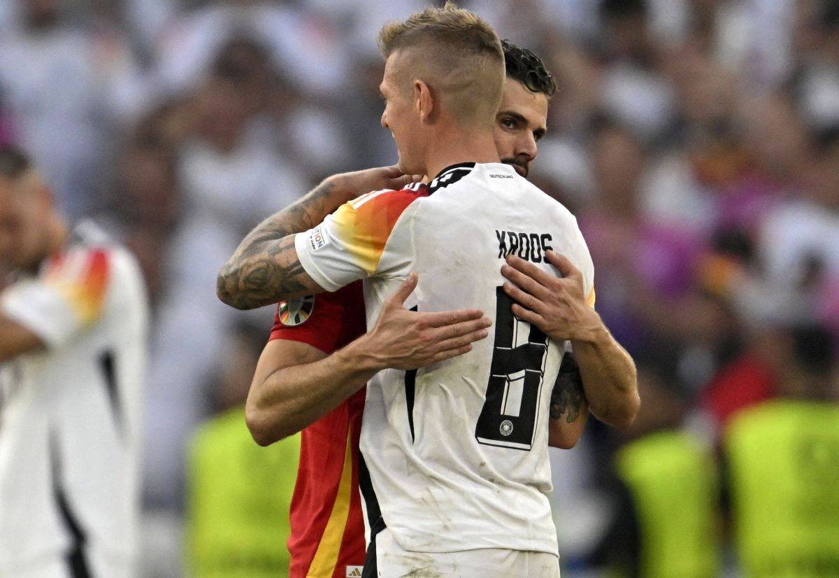 Finalul agonizant al „erei Toni Kroos” » Imagini emoționante la final, după eliminarea Germaniei de la EURO. Legenda nemților a rămas minute bune pe gazon