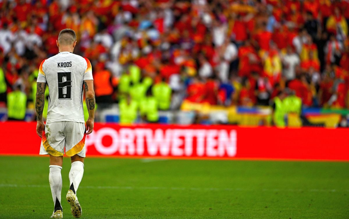 Finalul agonizant al „erei Toni Kroos” » Imagini emoționante la final, după eliminarea Germaniei de la EURO. Legenda nemților a rămas minute bune pe gazon