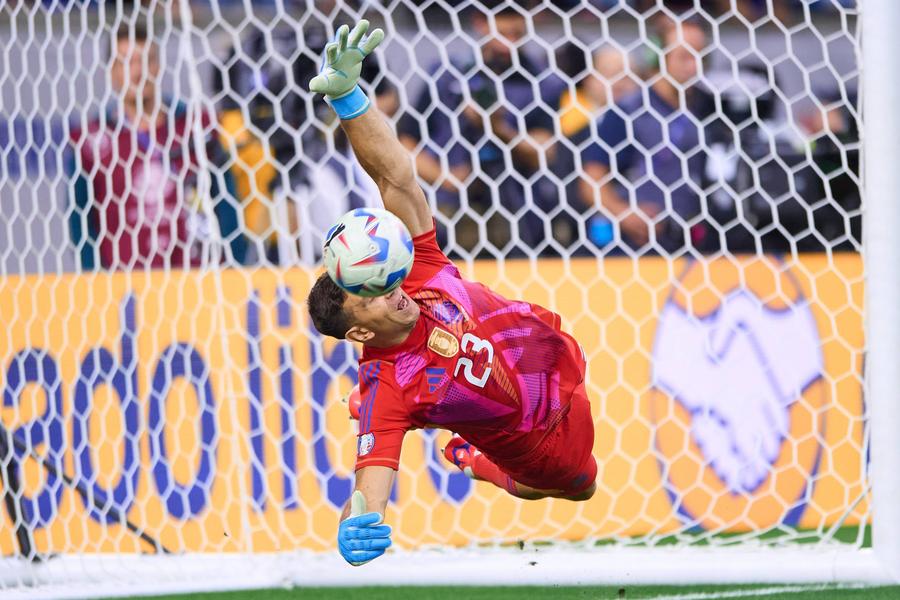 Argentina - Ecuador » Lionel Messi, salvat de Emiliano Martinez / Foto: Imago Images Un portar de Liga Campionilor pentru Cristi Chivu! » Jucătorul urmărit de Inter e convocat pentru Mondial