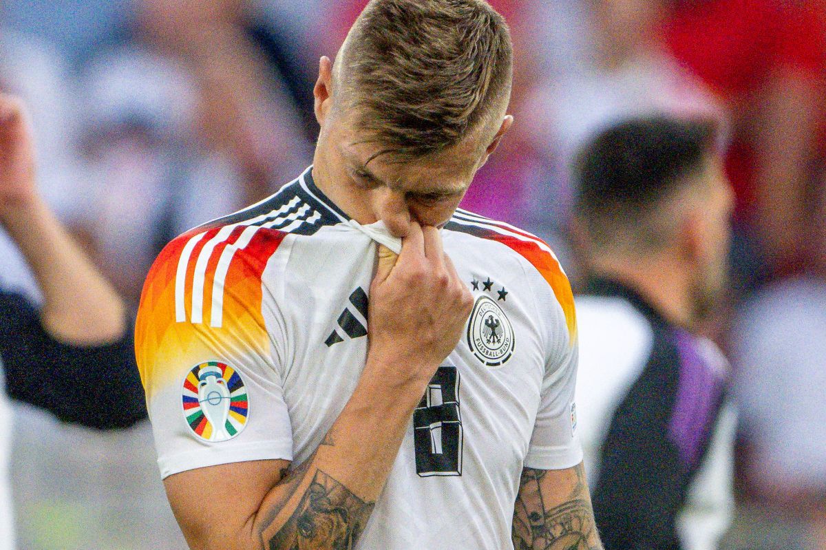 Finalul agonizant al „erei Toni Kroos” » Imagini emoționante la final, după eliminarea Germaniei de la EURO. Legenda nemților a rămas minute bune pe gazon