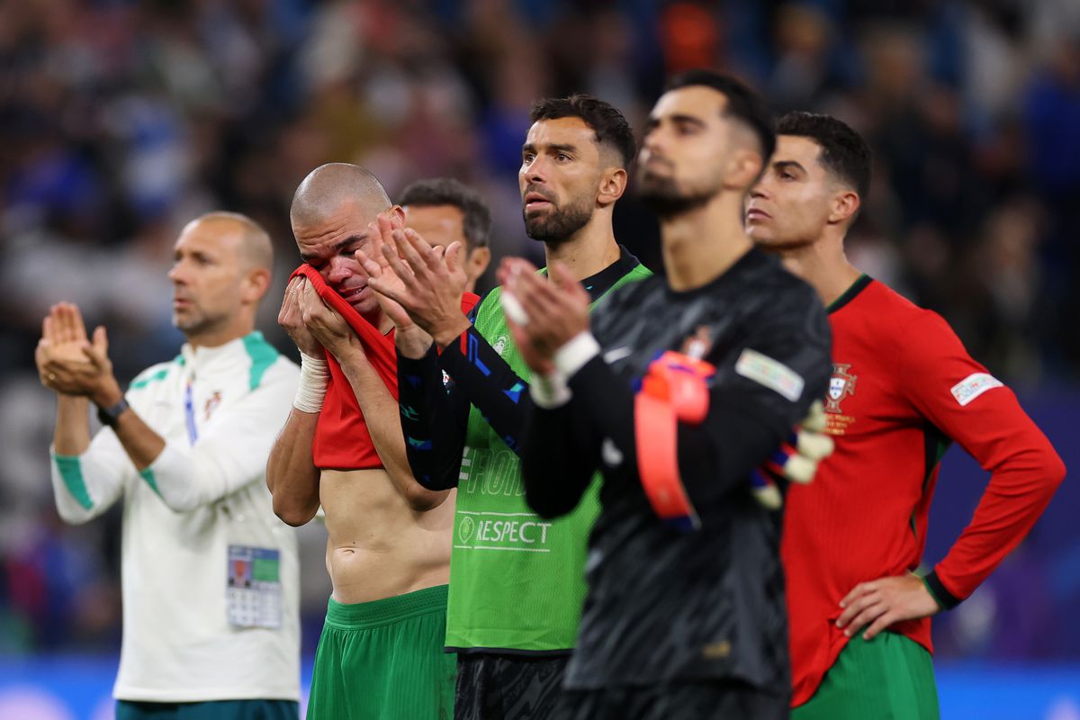 Imagini emoționante după eliminarea Portugaliei: până și Pepe știe să plângă! Cristiano Ronaldo l-a consolat după eșecul cu Franța