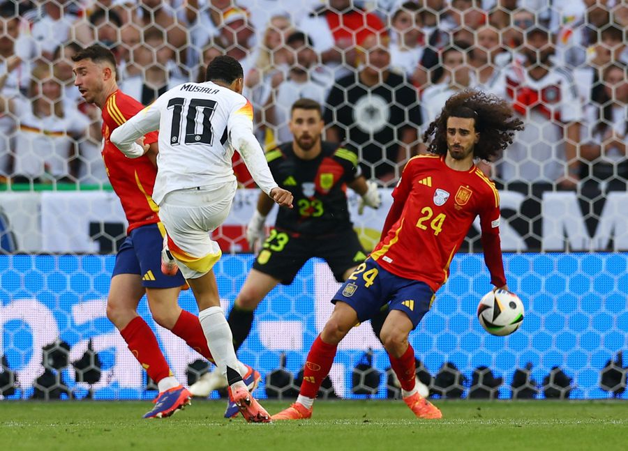 Mingea șutată de Jamal Musiala de la 20 de metri e oprită cu mâna de Marc Cucurella / Foto: Imago Nagelsmann cere intervenția Inteligenței Artificiale, după ce Germania nu a primit penalty: „Avem 50 de roboți pentru cafele, ar trebui și pentru asta unul”
