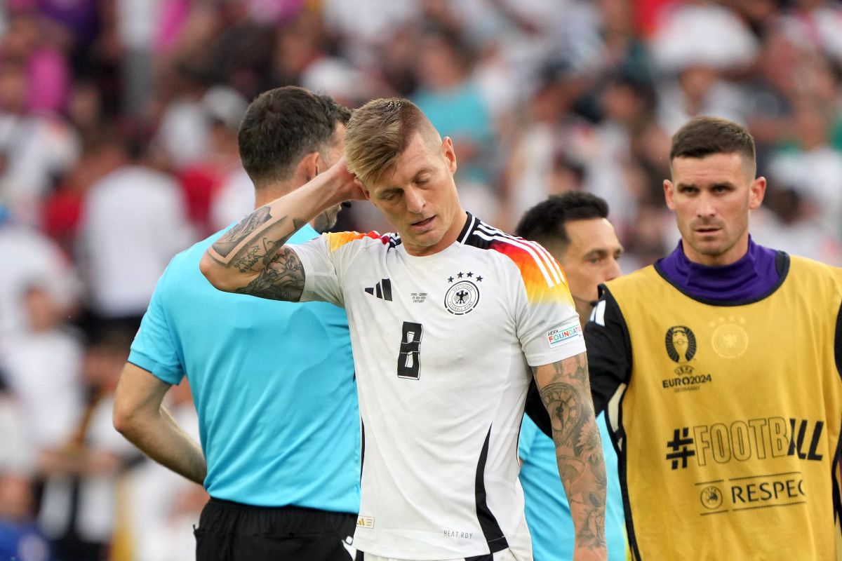 Finalul agonizant al „erei Toni Kroos” » Imagini emoționante la final, după eliminarea Germaniei de la EURO. Legenda nemților a rămas minute bune pe gazon