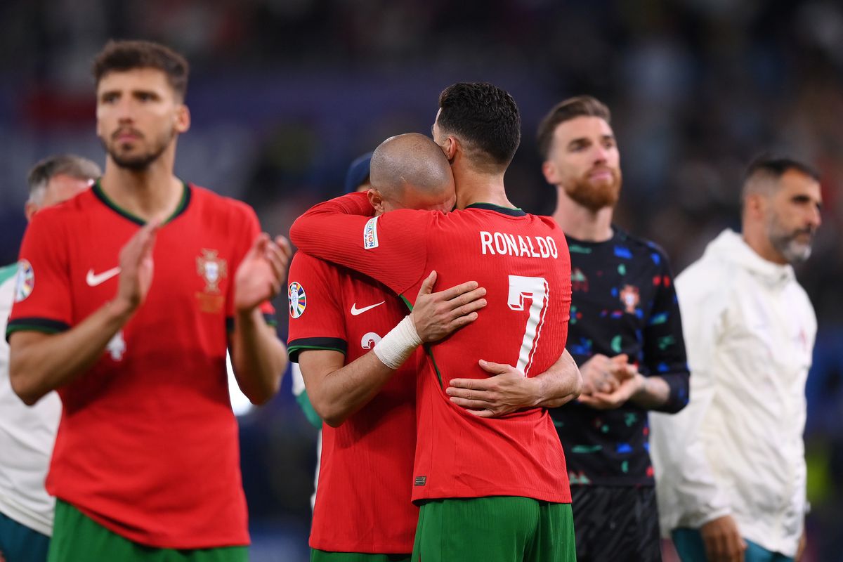 Imagini emoționante după eliminarea Portugaliei: până și Pepe știe să plângă! Cristiano Ronaldo l-a consolat după eșecul cu Franța