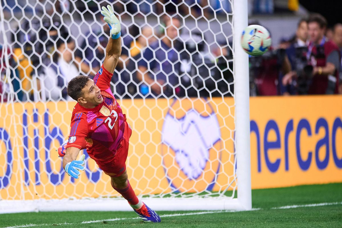 Argentina - Ecuador » Lionel Messi, salvat de Emiliano Martinez