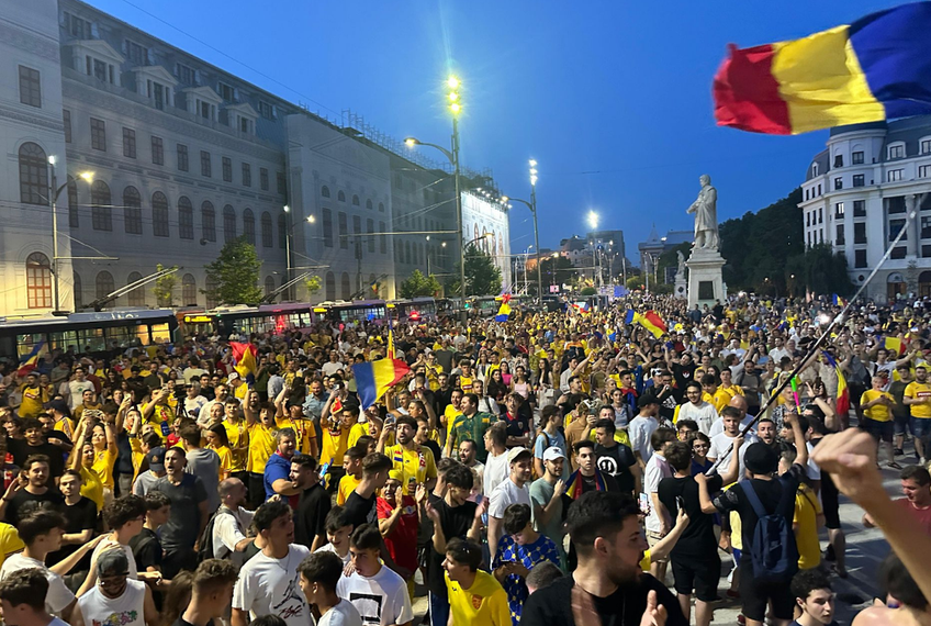 Suporterii naționalei au sărbătorit la Universitate calificarea în optimile de la Euro 2024 / foto: Ionuț Iordache