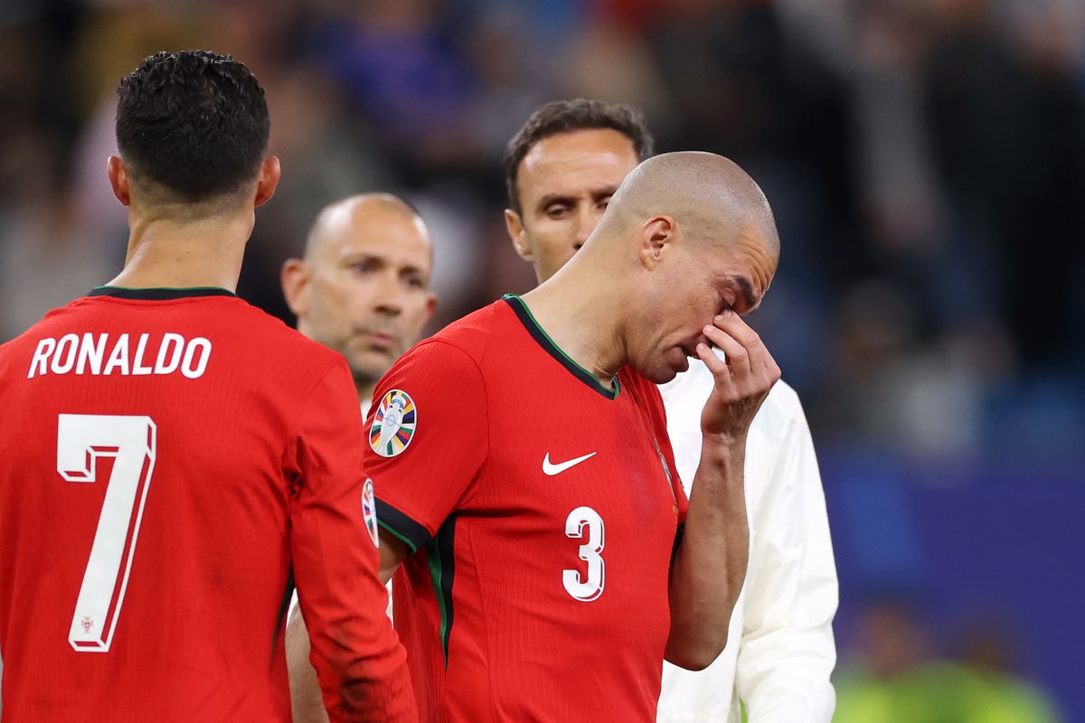 Imagini emoționante după eliminarea Portugaliei: până și Pepe știe să plângă! Cristiano Ronaldo l-a consolat după eșecul cu Franța