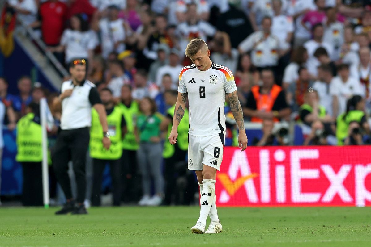 Finalul agonizant al „erei Toni Kroos” » Imagini emoționante la final, după eliminarea Germaniei de la EURO. Legenda nemților a rămas minute bune pe gazon