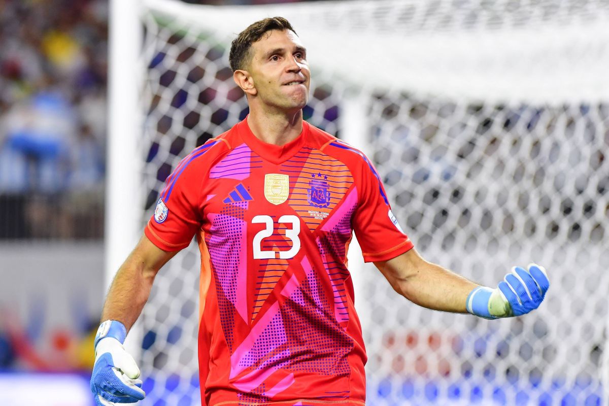 Argentina - Ecuador » Lionel Messi, salvat de Emiliano Martinez