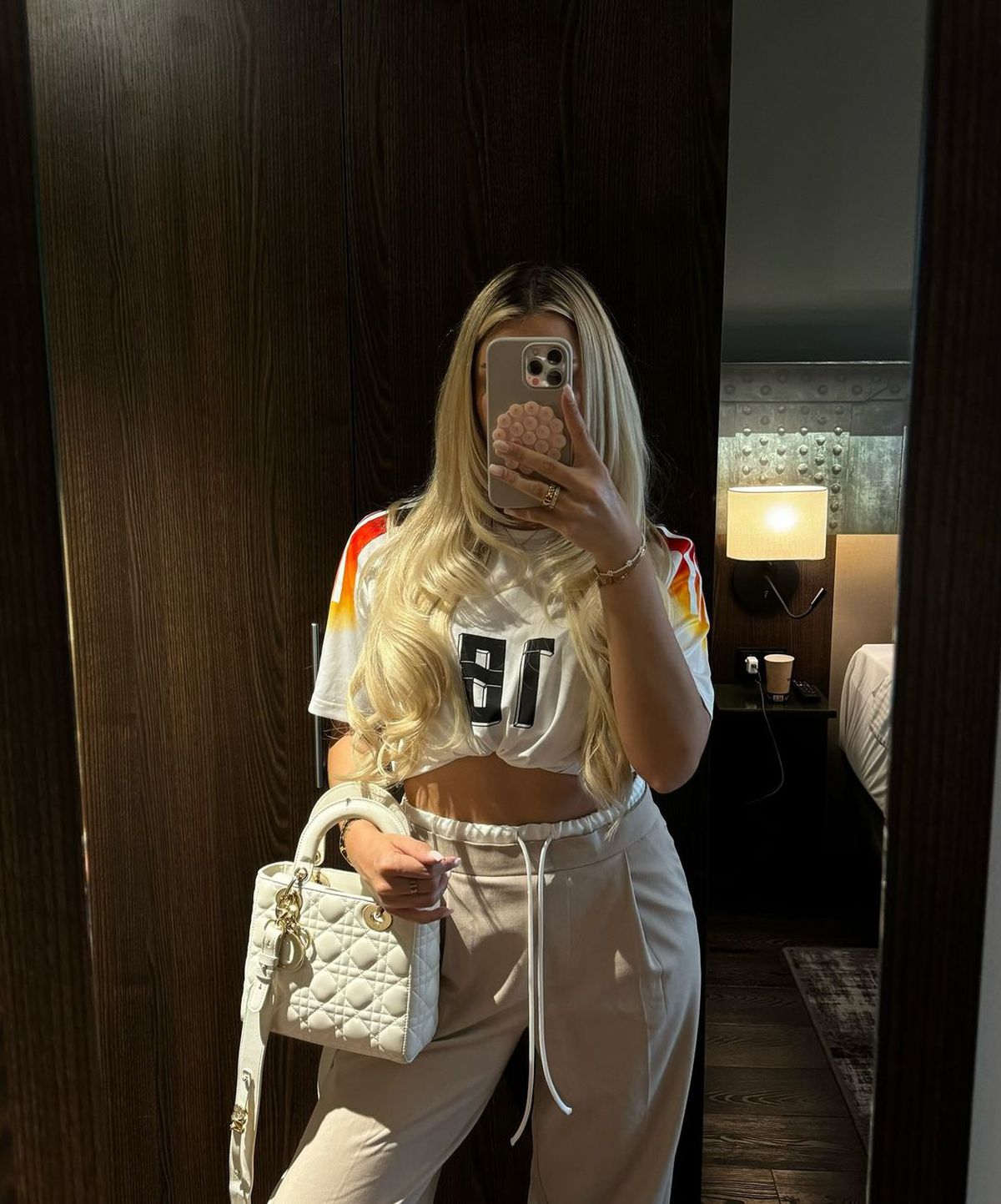 Apariție răvășitoare! Blonda care a pus monopol pe „oficiala” stadionului din Stuttgart, înainte de Spania - Germania